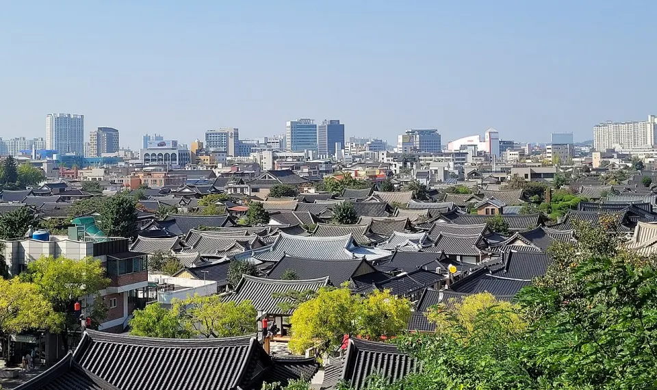 A street in Jeonju Hanok Village